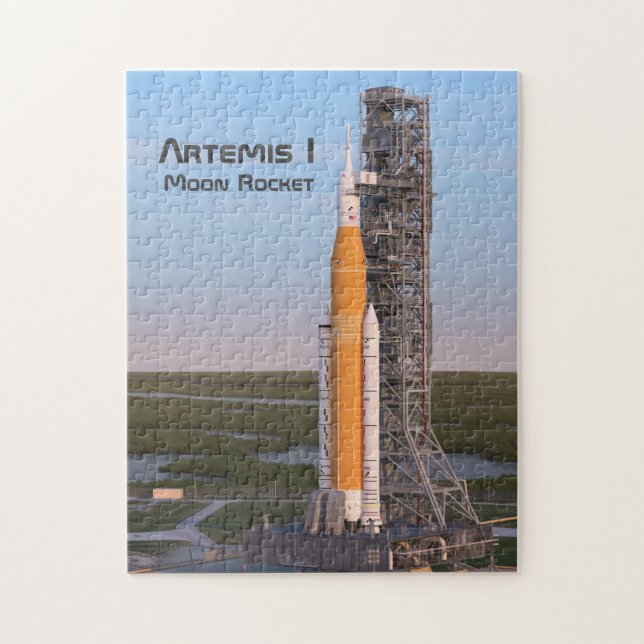 Artemis One Moon Rocket auf Pad (Vertikal)