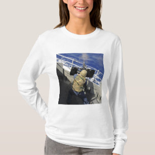 Artillerist-Kamerad, der ein Maschinengewehr mit T-Shirt