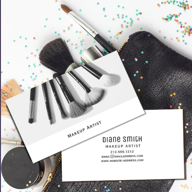 Artiste maquillage moderne Carte de visite avec pi (Modern Makeup Artist Business Card with Brush #zazzlemade #salonbusinesscard #blackandwhite #chic)