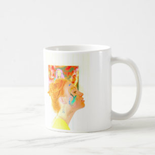 Artiste posant une tasse