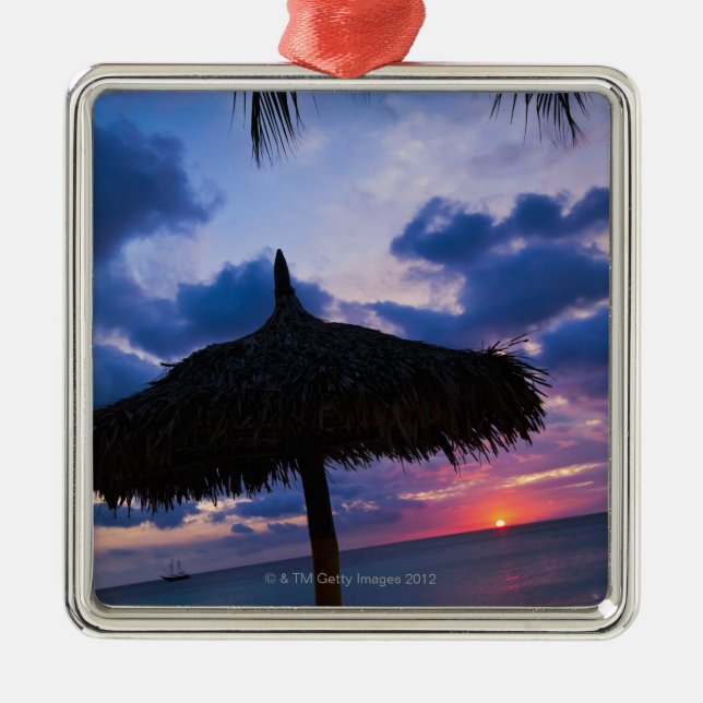 Aruba, Silhouette von palapa auf Strand an Ornament Aus Metall (Vorne)