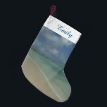 Aruban Beach II Schöne Landschaft Kleiner Weihnachtsstrumpf<br><div class="desc">Manchmal will man einfach, an einen warmen und tropischen Ort zu gelangen, und dieses Bild fasst das Erlebnis zusammen. Diese tropische Szene zeigt den weißen Sandstrand von Aruba mit Kokospalmen. Karo in unserem Laden für ruhigere Fotos am Strand. Dieses Bild ist auch als Widescreen-Tapete "Aruban Beach I" von www.mlewallpapers.com zu...</div>