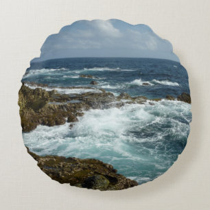 Arubas Felsküste und blauer Ozean Rundes Kissen