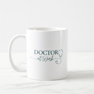 Arzt bei der Arbeit Kaffeetasse