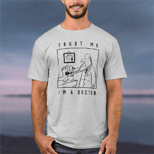 Arzt mit Stethoskop überprüft Füße T-Shirt