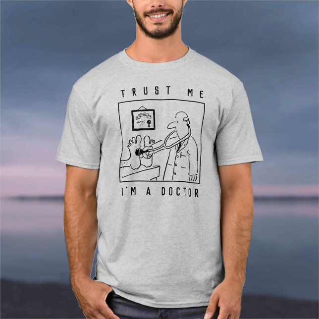 Arzt mit Stethoskop überprüft Füße T-Shirt (Von Creator hochgeladen)