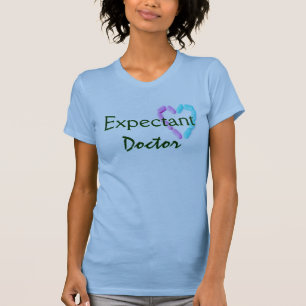 Ärztin in blass blau T-Shirt
