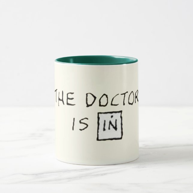 Ärztin macht lustigen Schlamm Tasse (Zentrum)