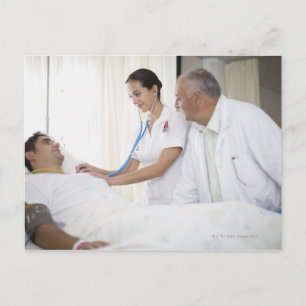 Ärztin und Krankenschwester neigen zum Patienten Postkarte