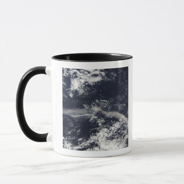 Ash Plume aus Soufriere Hills, Montserrat Tasse (Links)