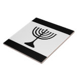 Ashkenazi Yiddish Flag Fliese<br><div class="desc">6" x 6" quadratische Keramik mit einem Bild von der so genannten "Jiddischen Fahne". Am deutlichsten erkennbar ist sie aufgrund ihrer offensichtlichen und unheimlichen Ähnlichkeit mit der blau-weißen Fahne Israels, die selbst dem jüdischen Gebetshawl nachempfunden ist. Tatsächlich sieht die "Jiddische Flagge" wie eine invertierte israelische Flagge aus, ein Versuch, Jiddisch...</div>