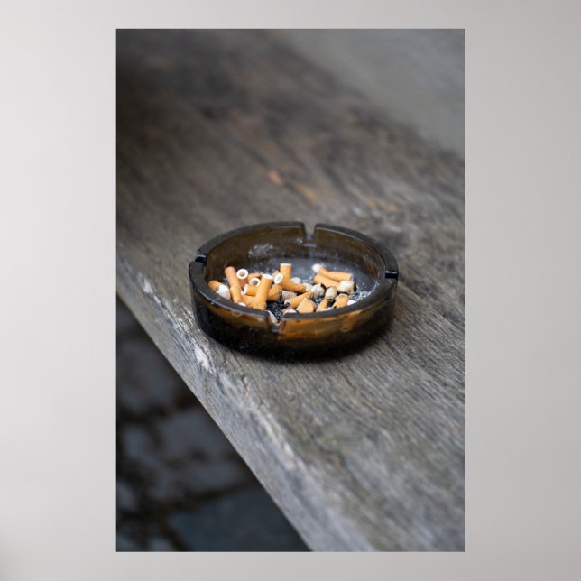 Ashtray gefüllt mit Zigaretten-Hintern und Asche Poster (Vorne)