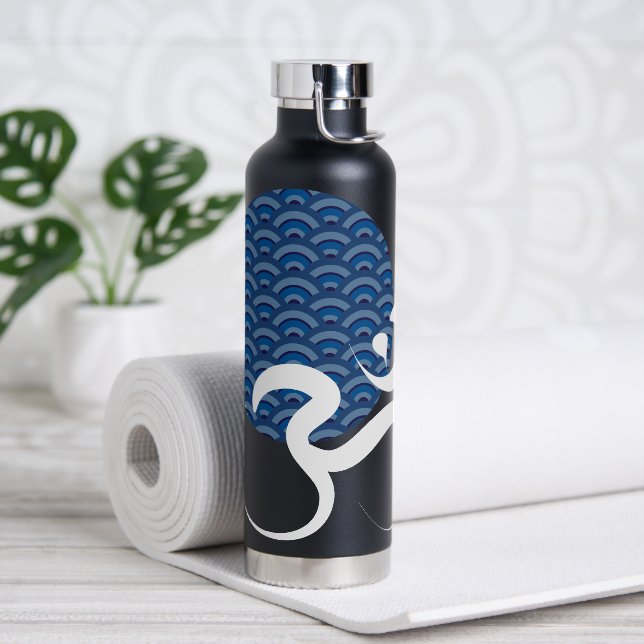 Asian Blue Sun Yoga Modern Zen Calligraphy Om Om Trinkflasche (Yoga)