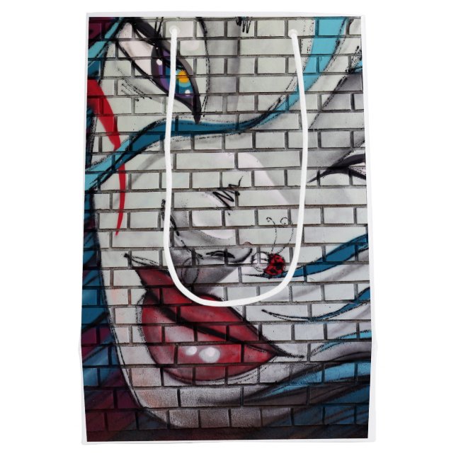 Asian Girl Graffiti Mittlere Geschenktüte (Rückseite)