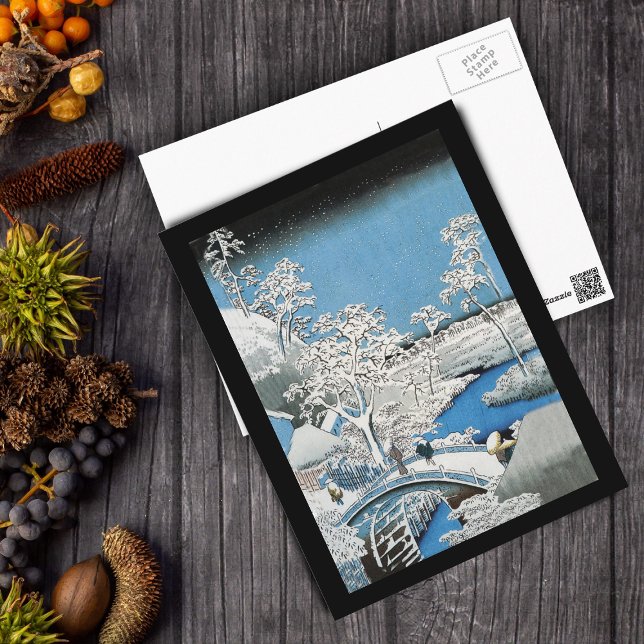 Asiatische Brücke und Schnee-Landschaft Postkarte (Winter Asian scene people on bridge snow in blue white with black border postcard.)