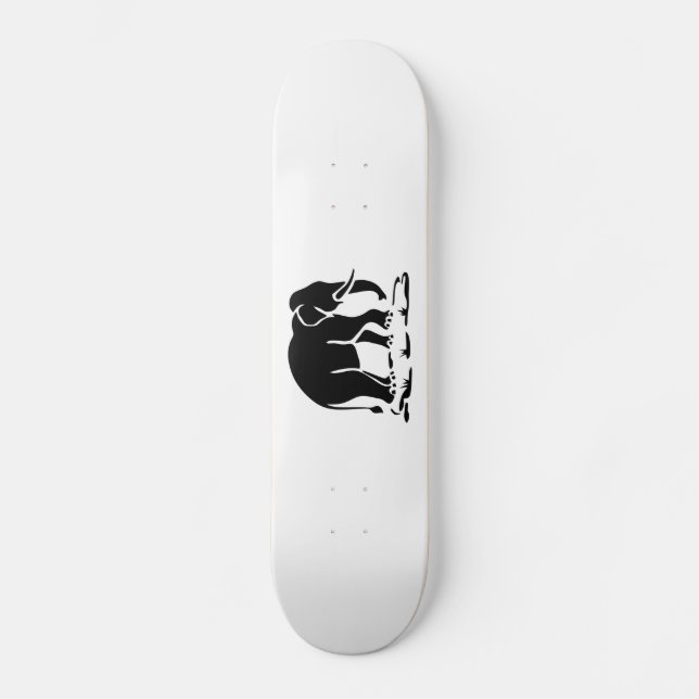 Asiatische Elefanten stehen vor thailändischem Ele Skateboard (Vorderseite)