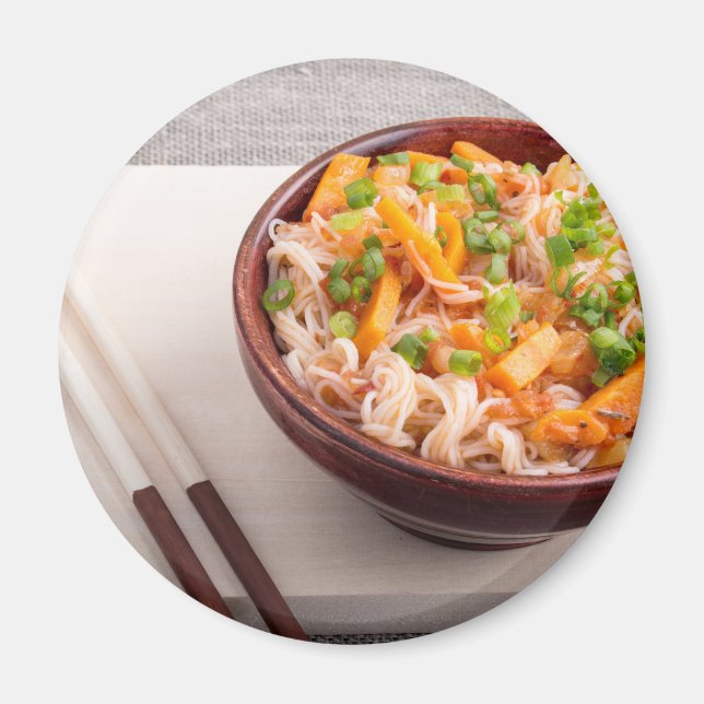 Asiatische Küche mit Reisnudeln und Gemüse Magnet (Vorne)