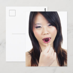Asiatische Modefrau mit Kirschlips Postkarte