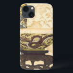 Asiatische Tapisserie mit Schüssel-und Case-Mate iPhone Hülle<br><div class="desc">Eine Visions-Studioschaffung, diese dekorative asiatische Tapisserieartmalerei kennzeichnet eine reizende Schüssel mit einem großen Dracheentwurf. Die Schüssel ist Set gegen einen Sahnehintergrund mit Blumendruck. Geben Sie dieses als Geschenk, oder kaufen Sie es für selbst!</div>