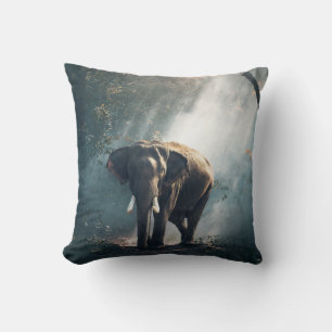 Asiatischer Elefant in einem sonnenbeleuchteten Wa Kissen
