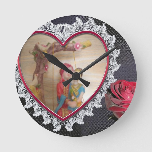 Asiatisches Hochzeitskaffee zum Heart Swing Art Pr Runde Wanduhr (Vorderseite)