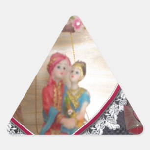 Asiatisches Hochzeitspaar auf Herz-Schwing-Kunstpo Dreieckiger Aufkleber