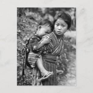 Asiatisches Mädchen mit Kind auf dem Rücken (1908) Postkarte