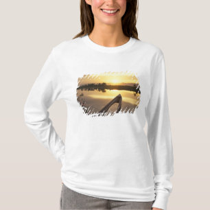 Asien, Burma (Myanmar) Versunkenes Fischerboot T-Shirt