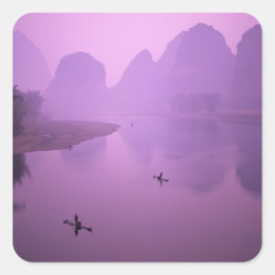 Asien, China, Guanxi, Yangshou. Fischer auf Floß Quadratischer Aufkleber