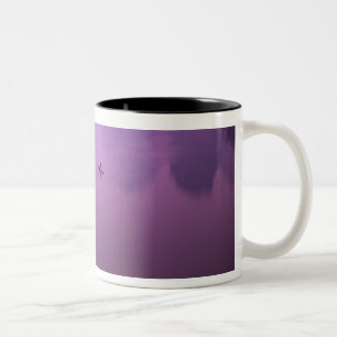 Asien, China, Guanxi, Yangshou. Fischer auf Floß Zweifarbige Tasse
