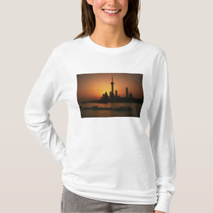 ASIEN, China, Shanghai Blick auf Oriental Pearl TV T-Shirt
