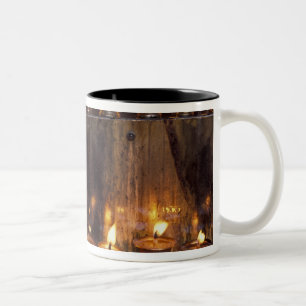 Asien, China, Tibet, Lhasa. Gebetsflammen, Zweifarbige Tasse