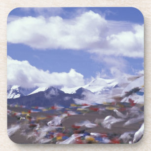 Asien, China, Tibet, Tangla-Pass. Gebetsfahnen, Getränkeuntersetzer