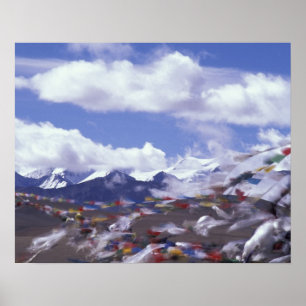 Asien, China, Tibet, Tangla-Pass. Gebetsfahnen, Poster