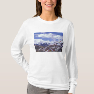 Asien, China, Tibet, Tangla-Pass. Gebetsfahnen, T-Shirt