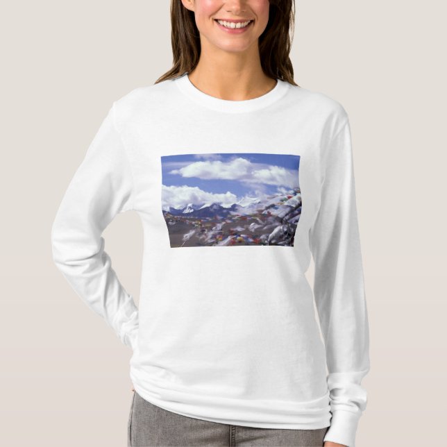 Asien, China, Tibet, Tangla-Pass. Gebetsflaggen, T-Shirt (Vorderseite)