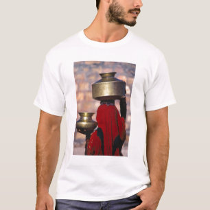 Asien, Indien, Rajasthan. Eine Einheimische in ein T-Shirt