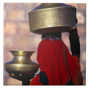 Asien, Indien, Rajasthan. Eine örtliche Frau in Ro Fliese
