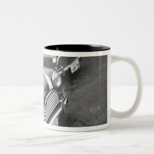 Asien, Japan, Gotemba. Gotemba Ferrari Museum; Zweifarbige Tasse