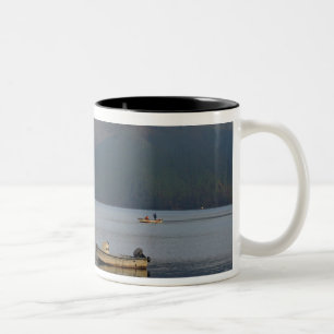 Asien, Japan, Hakone. Frühmorgensansichten des Mt. Zweifarbige Tasse