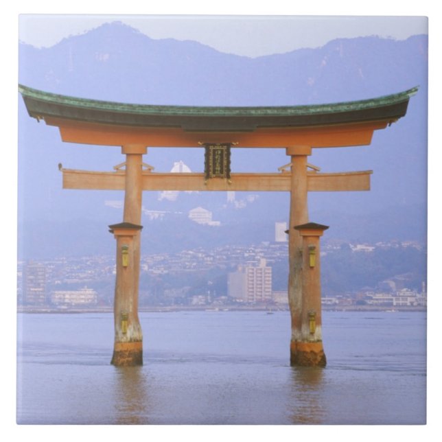 Asien, Japan, Hiroshima. Mivaiima. Torii Fliese (Vorderseite)