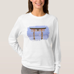 Asien, Japan, Hiroshima. Mivaiima. Torii-Tor T-Shirt