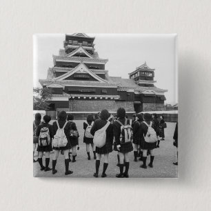 Asien, Japan, Kumamoto. Schulkinder Button