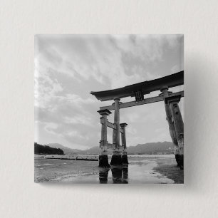 Asien, Japan, Myajima. Torri Gate 2 Button