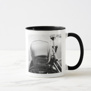 Asien, Japan, Tokio. Fahrradkorb in der Ginza Tasse