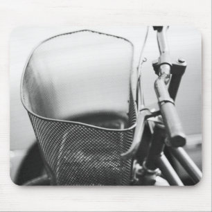 Asien, Japan, Tokio. Fahrradkorb in Ginza Mousepad