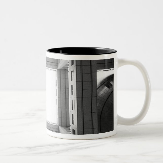 Asien, Japan, Tokio. Fuji TV-Gebäude - Blick Zweifarbige Tasse (Rechts)