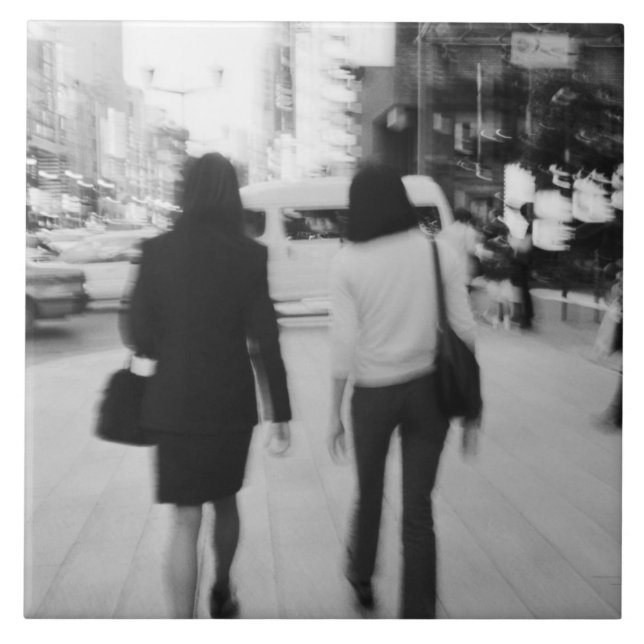 Asien, Japan, Tokio. Junge Frauen auf der Ginza. Fliese (Vorderseite)