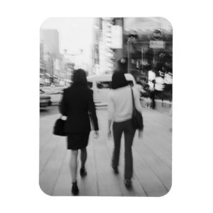 Asien, Japan, Tokio. Junge Frauen auf der Ginza. Magnet
