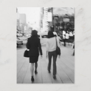 Asien, Japan, Tokio. Junge Frauen auf der Ginza. Postkarte